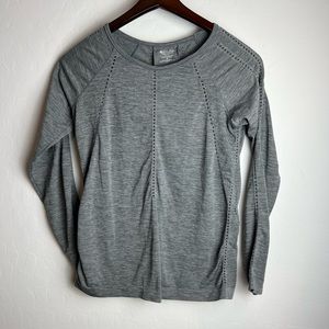 Long sleeve grey stretch snug top by Athleta Size Medium yoga long sleeve